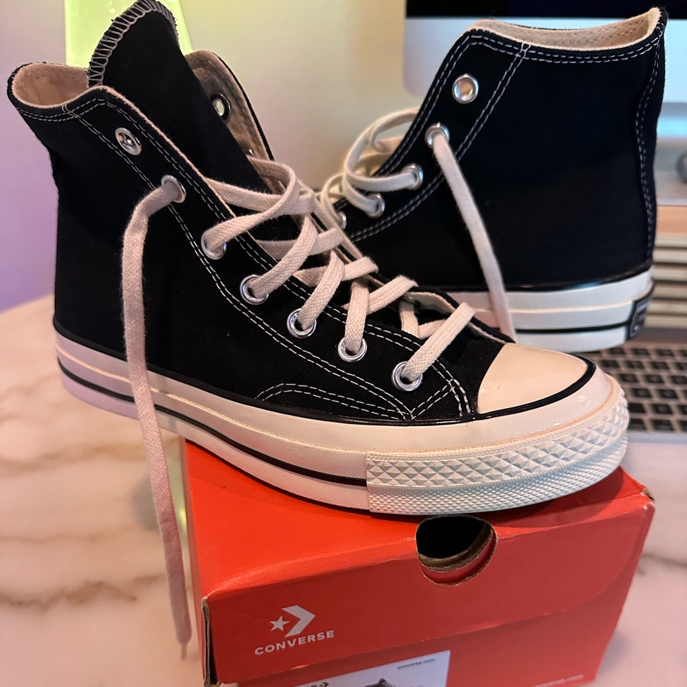 Converse Chuck 70 Black High Top
7.0 women/5.0 men